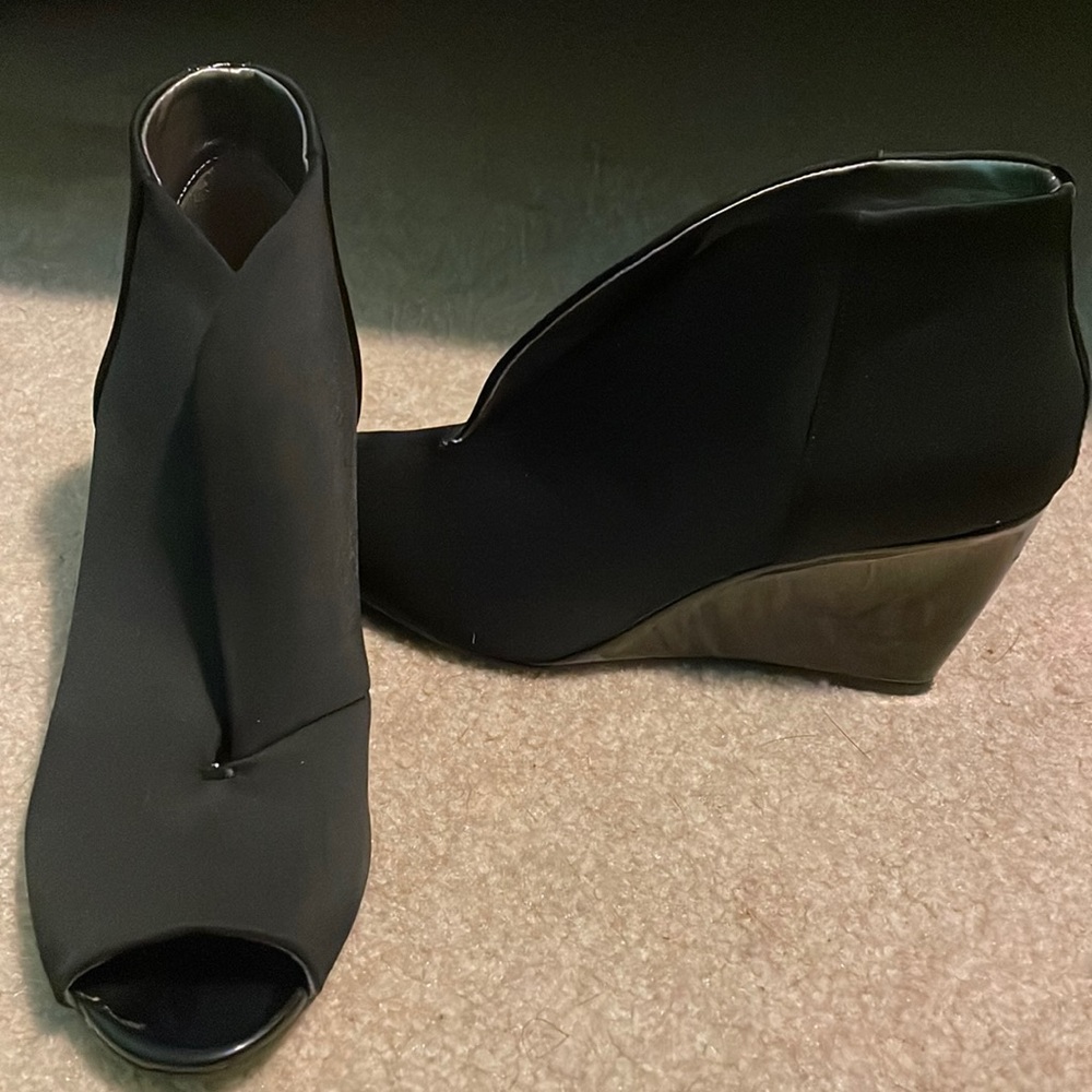 Black wedges